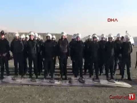 Polis tatbikatında Her yer Taksim, her yer direniş sloganları