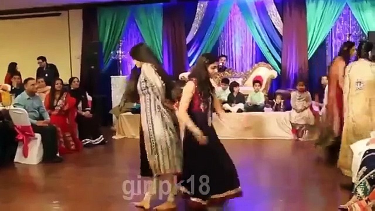 Pakistani Wedding Sweet Girls Dance on '' Malang Malang '' FULL HD