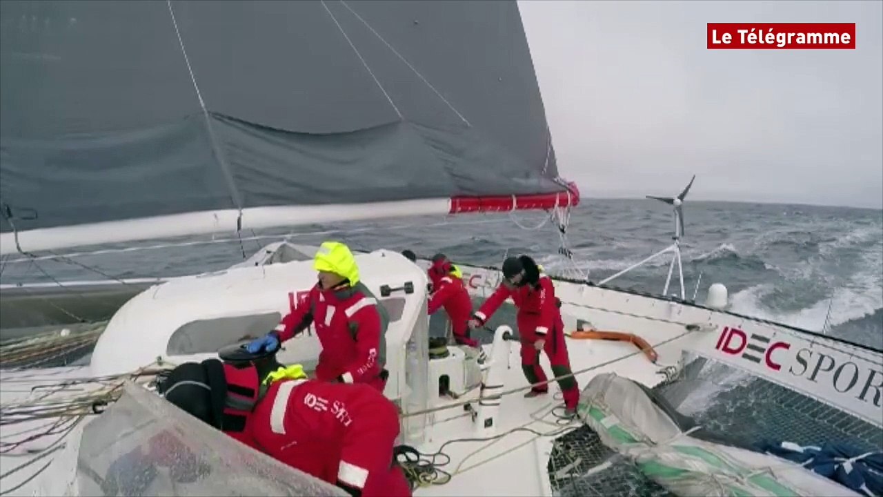 Trophée Jules Verne. Idec Sport : changement de voile