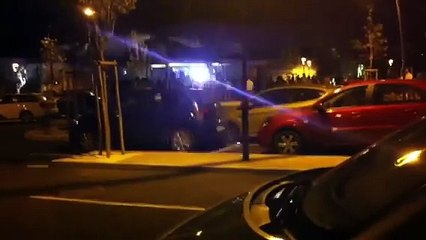 Ambiance de folie dans un village en attendant les feux d'artifice