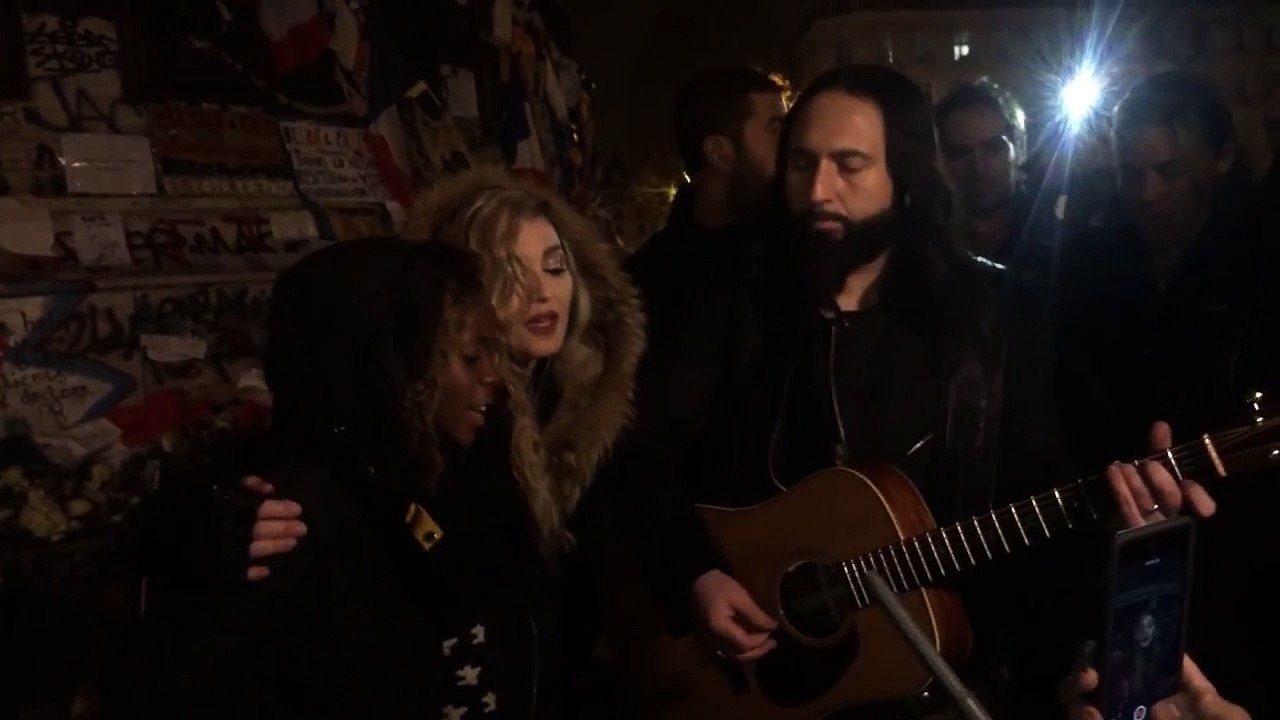 Madonna chante "Imagine" place de la République