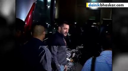 Shah Rukh Khan - Salman Khan ने गले लगाकर किया एक दूसरे का वेलकम, जानिए कहां मिले ये सेलेब्स