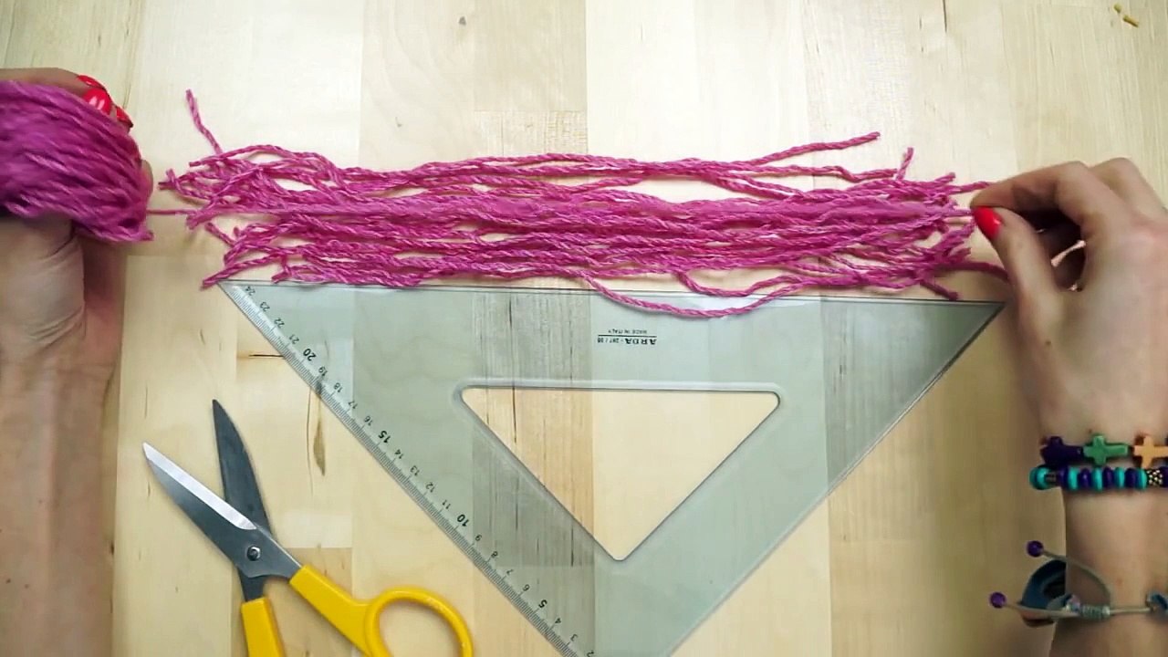 Juste en faisant des noeuds de laine sur son rouleau de papier, ce qu’elle réalise est tellement mignon…