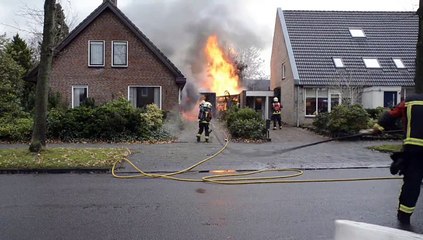 Garage brandt uit in Eelde - RTV Noord