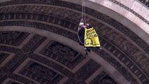 Un militant de Greenpeace suspendu à l'Arc de Triomphe