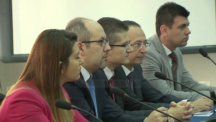 Pensionet, Klosi: Bankat t’u ofrojnë shërbimin të moshuarve - Top Channel Albania - News - Lajme