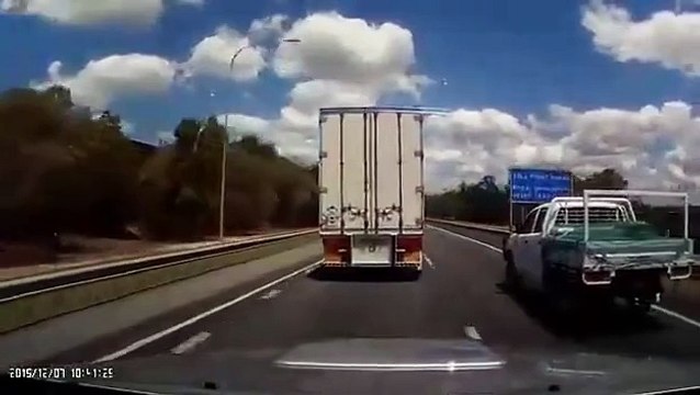 Truck squashes 4X4 Truck on Highway and flees scene