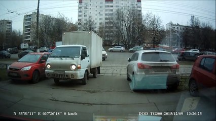 Un russe gare mal sa camionnette et va le regretter !