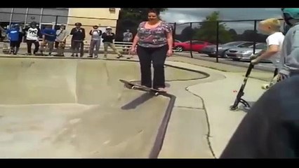 La caida de esta mujer embarazada por intentar montar SKATE delante de todos