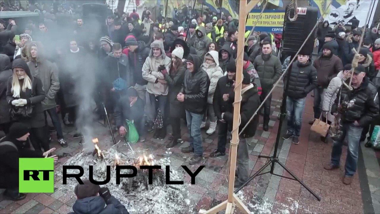 Ukraine : des manifestants devant la Rada demandent la démission de Iatseniouk