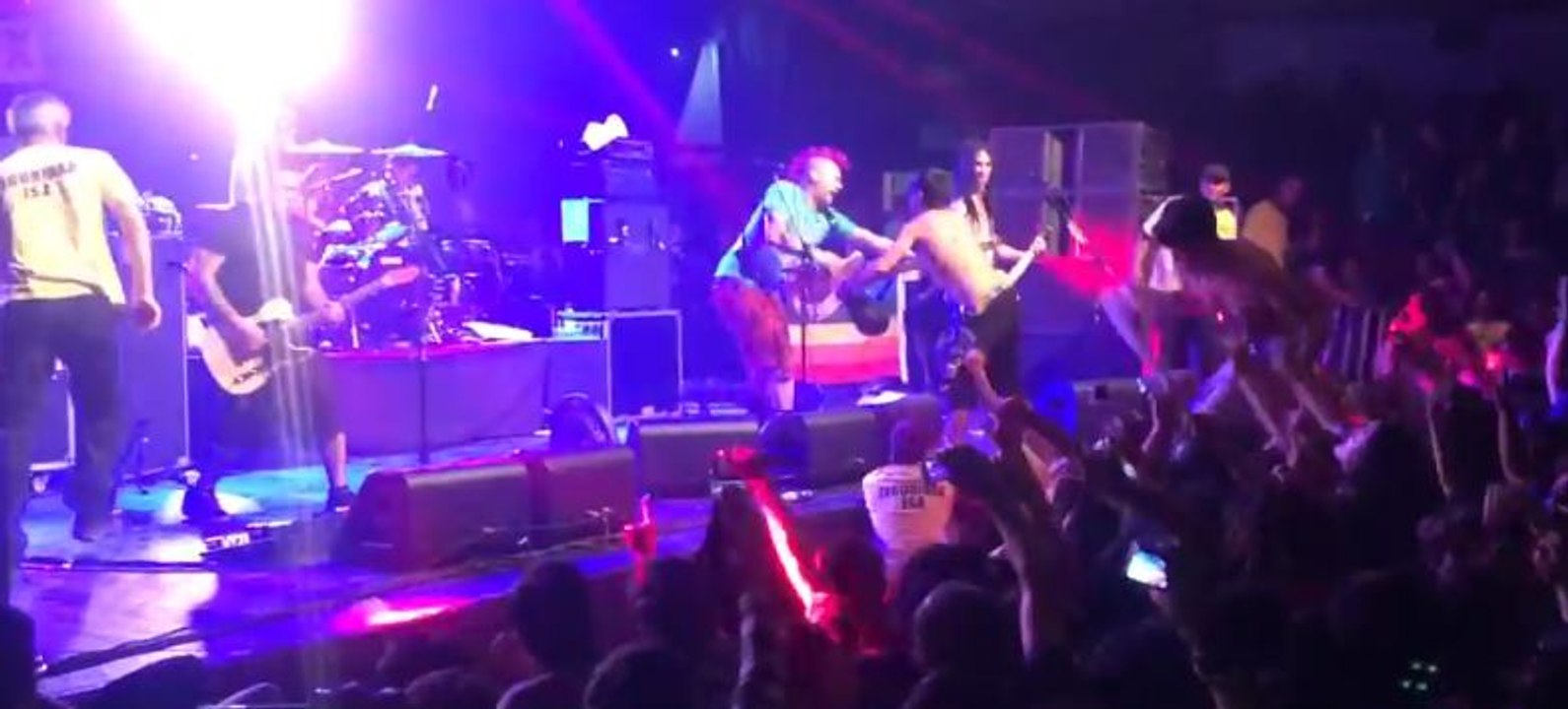 NOFX : Fat Mike fights with a fan in Chili !