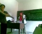 تلميذة تسرب فيديو للاستاذة وهي ترقص أثناء الدرس