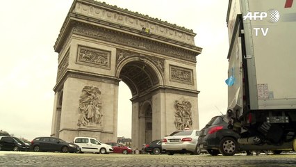 COP21: l'Arc de Triomphe ciblé par Greenpeace