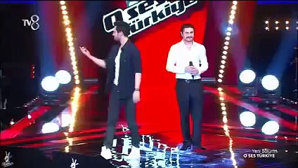 Hadise Gökhanı öpücüklere boğdu.