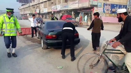 KPK me Traffic Police Har Cheez ki Pehchaan kr Skti Hai! Watch Video!