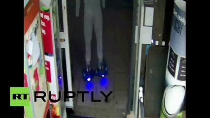 Hombre robó una tienda montado en una " tabla voladora "