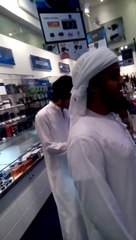 Sheikh Hamdan in Dubai Mall buying camera