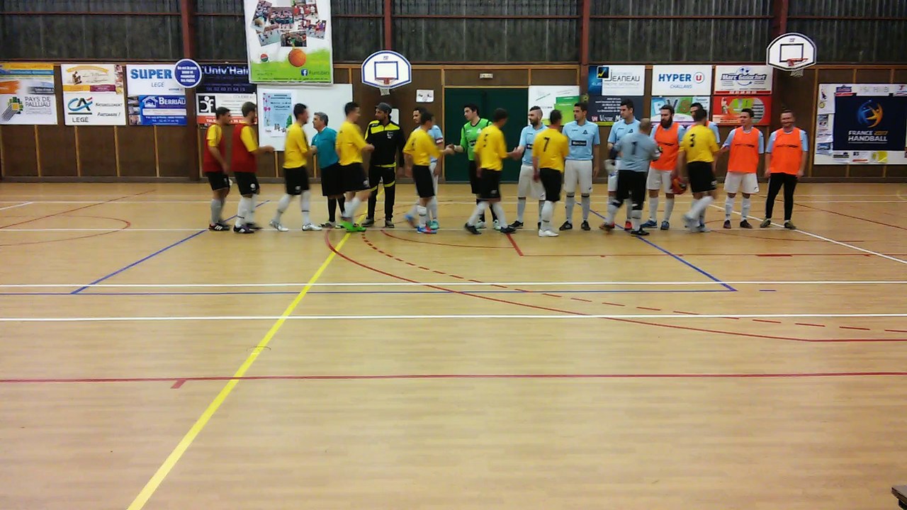 Entrée des joueurs de Falleron Futsal 1 avant le match contre Fut'Sallertaine gagné 8-3 (video 2)