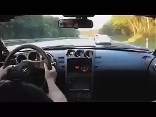 اس بندے کی ڈرائیونگ چیک کریں یہ کیا کر رہا ہے