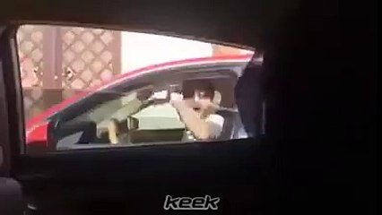 بڑا شوق ہے لڑکیوں سے دوستی کرنے اور تحفے دینے کا