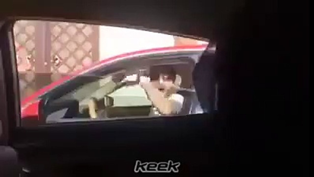 بڑا شوق ہے لڑکیوں سے دوستی کرنے اور تحفے دینے کا