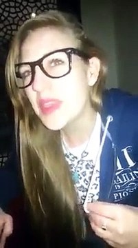 تونسي يفرك فيهم على سياح أجانب و يعلم فيهم اللهجة التونسية