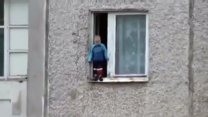 8 этаж,открытое окно и малыш.. Просто жесть!