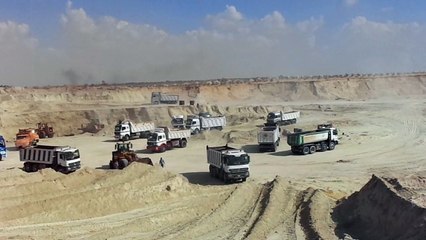 مئات السيارات واللوادر فى حفر قناة السويس الجديدة أكتوبر2014