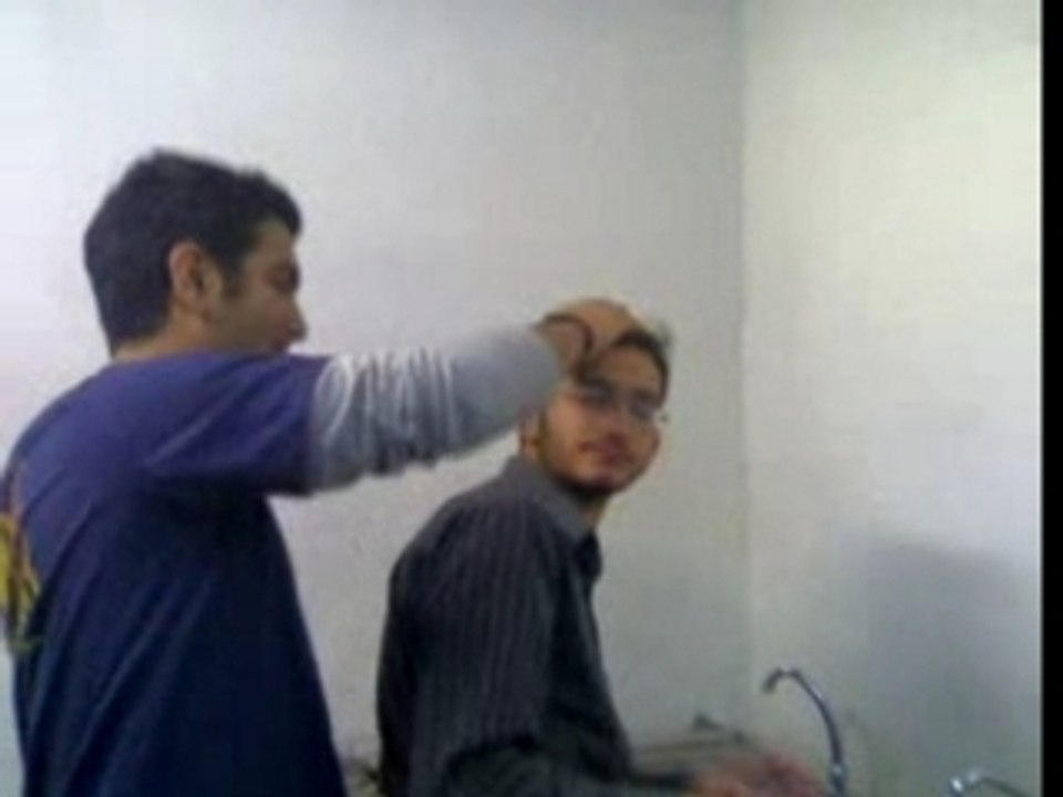 Foni casse un oeuf sur la tete d'Aby