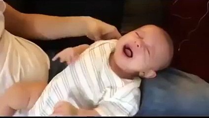 شاهد ردة فعل طفل كان يبكي فقام والده بتشغيل القرآن له !