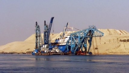 لحظة دخول اول كراكة فى قناة الاتصال رقم 2 بقناة السويس الجديدة اكتوبر2014