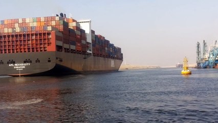 مشهد عن قرب لأول كراكة بقناة السويس الجديدة بقناة الاتصال رقم 2 أكتوبر2014