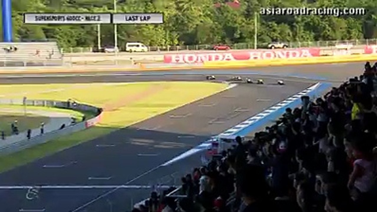 Dramatis, Final ARRC 2015 Buriram Thailand-supersport 600cc Ahmad Yudhistira#33 jatuh bangun di tikungan terakhir