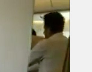 Imran Khan ne Plane me Bethe Bethe Namaz Parh Li --- Masha Allah