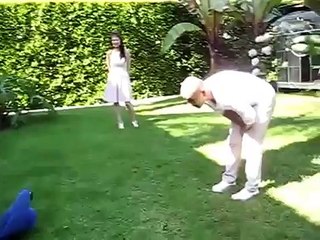 Большой попугай гоняется за девушкой!