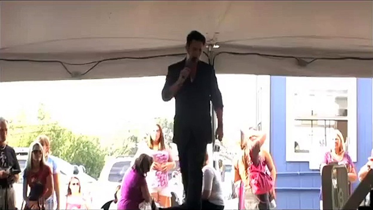 Franz Goovaerts sings Sweet Caroline at Elvis Week 2011 video
