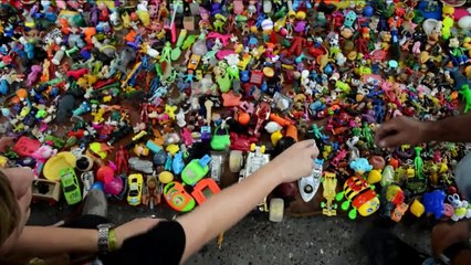 Colombian eco-designer finds beauty in trash