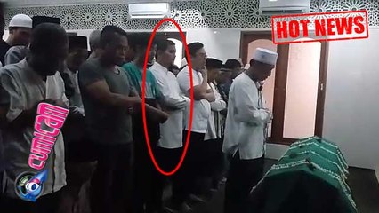 Indra Bekti Saat Salat Jenazah Ayah Tercinta - Cumicam 12 Desember 2015