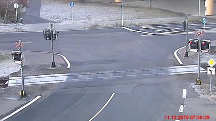 Un train frappe de plein fouet la remorque d'un camion