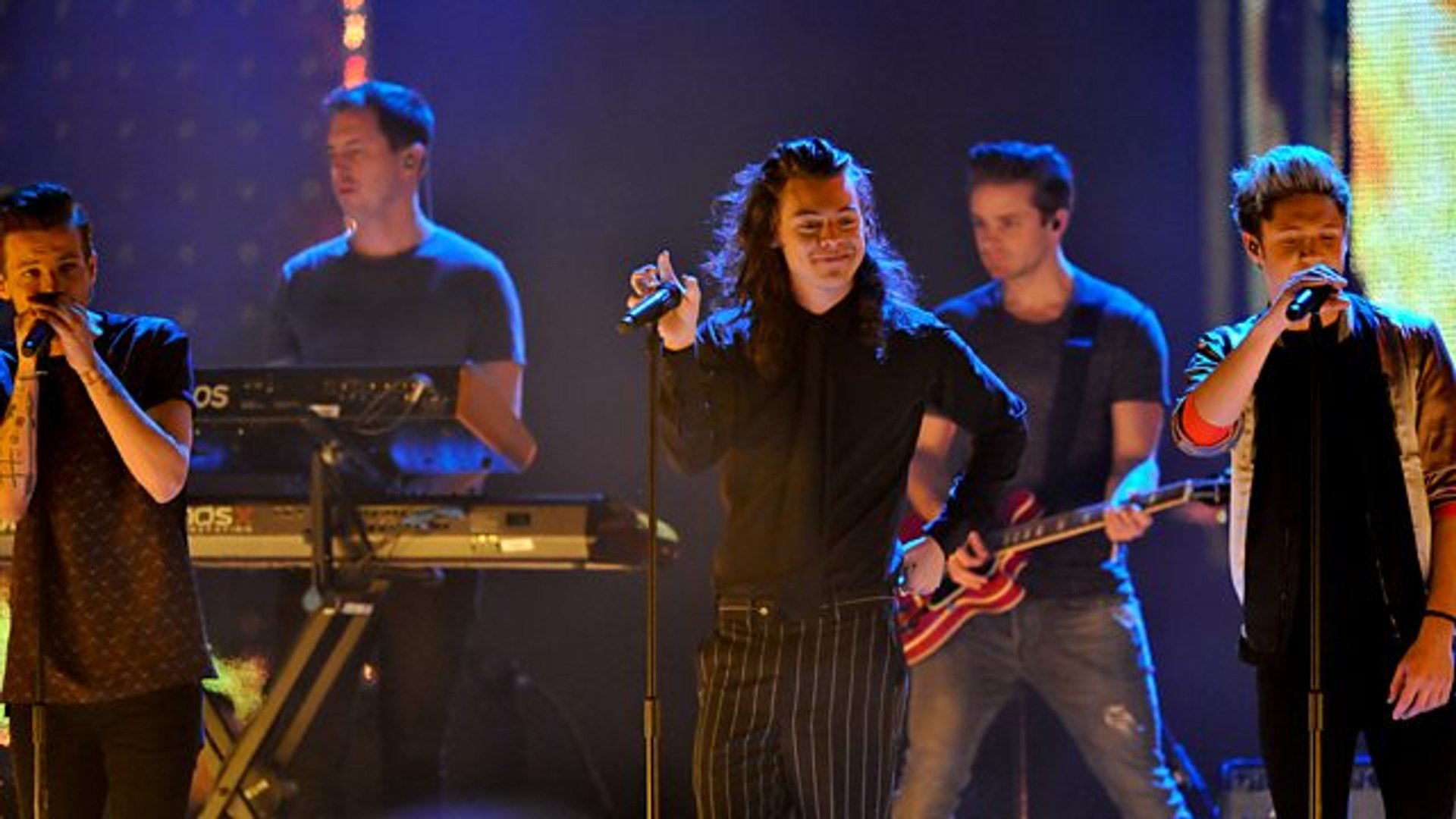 One Direction Perform Drag Me Down At 15 c Music Awards Video Dailymotion