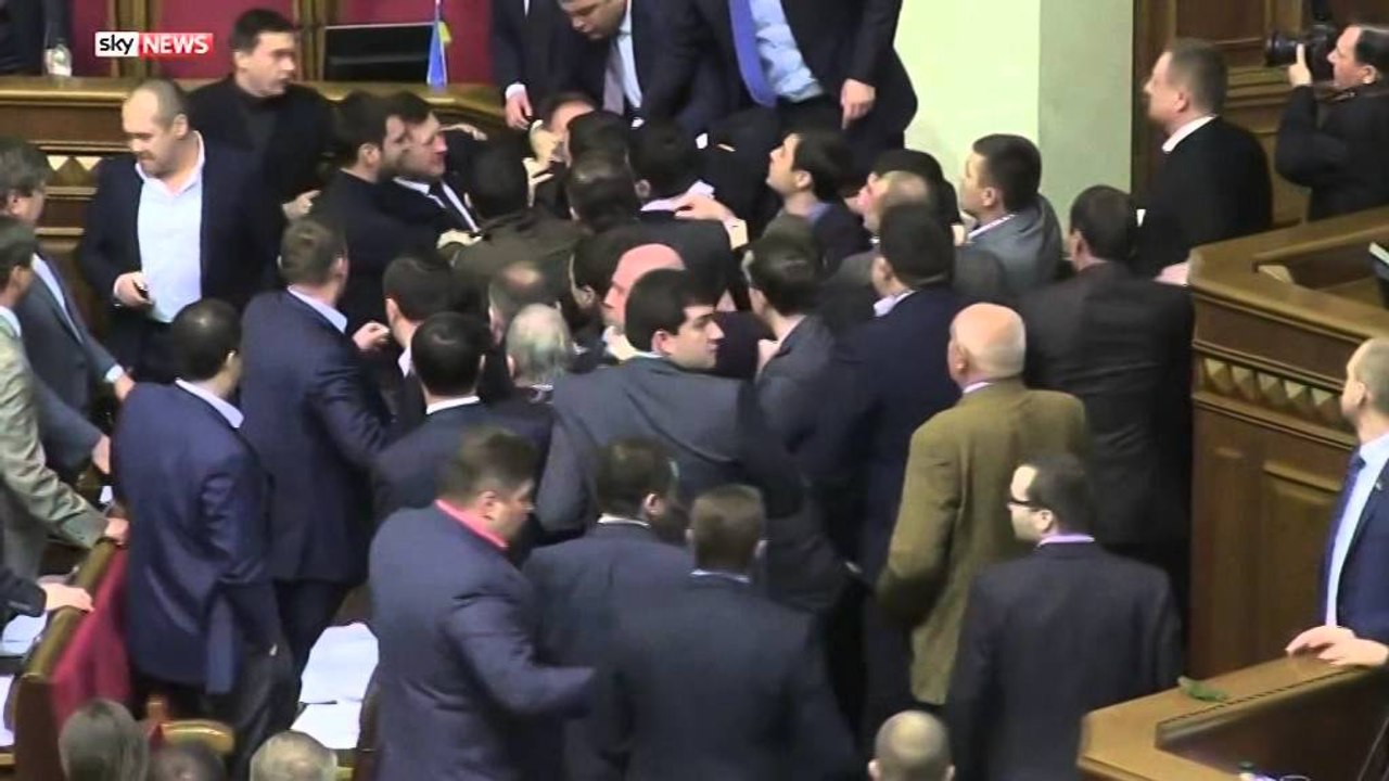 PERLESHJE MASIVE NDERMJET DEPUTETEVE NE PARLAMENTIN UKRAINAS LAJM