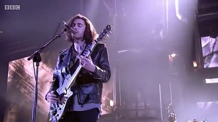 Hozier Perform ''Take Me to Church'' at 2015 BBC Music Awards