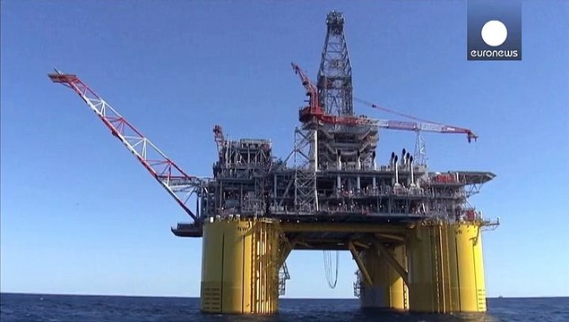 Offerta record e domanda in frenata: petrolio a $39 al barile