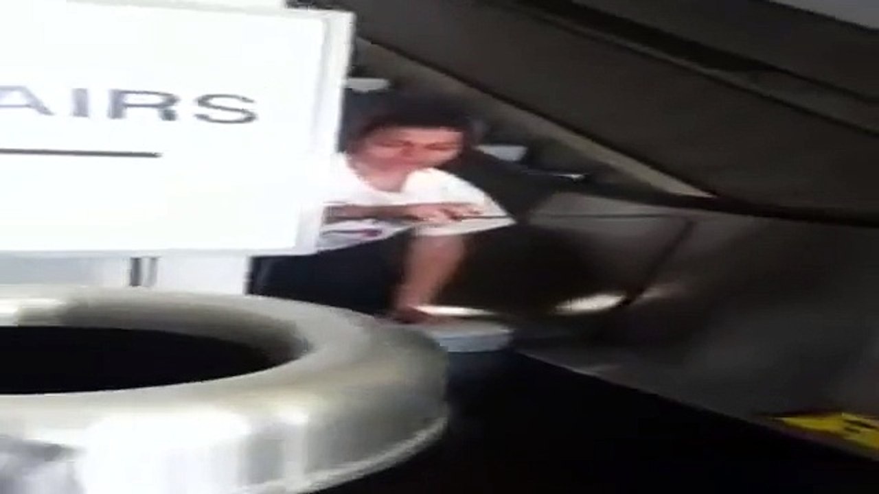 Yürüyen merdiveni kaydırak gibi kullanan kızın ibretlik sonu