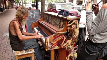 Un SDF joue du piano magnifiquement