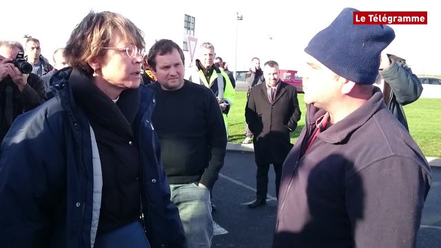 Lannion. Une cinquantaine d'agriculteurs devant les grandes surfaces