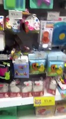 Un homme s'amuse avec une pince