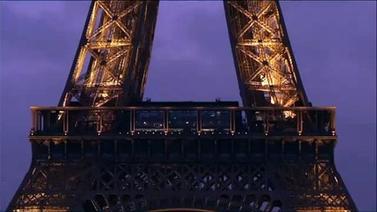 COP-21: Torre Eiffel é iluminada com mensagens pelo acordo climático
