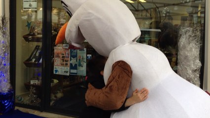 La Reine des neiges et Olaf attirent la foule au marché de Noël