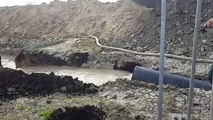 Des ouvriers polonais debouchent une canalisation